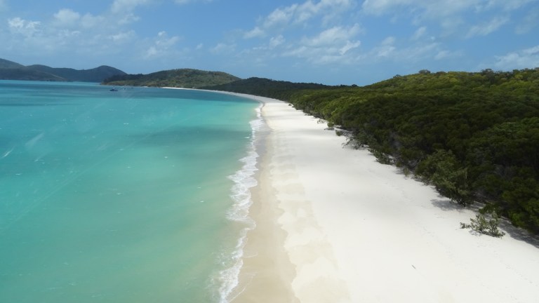 Traumhaft - der weiße Sandstrand ist endlos! 