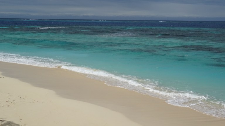 Weißer Sandstrand - das Riff ist auch gut erkennbar